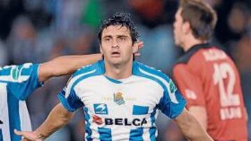 <b>REALIZADOR. </b>Carlos Bueno celebra uno de sus goles con la Real.