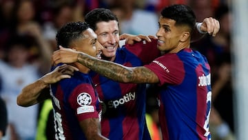 BARCELONA, 19/09/2023.- Los jugadores del FC Barcelona, (i-d) el brasileño Raphinha, el polaco Robert Lewandowski y el portugués Joao Cancelo, celebran el segundo gol del equipo blaugrana durante el encuentro correspondiente a la fase de grupos de la Liga de Campeones que disputan hoy martes frente al Royal Amberes en el estadio Olímpico de Montjuic, en Barcelona. EFE / Alejandro García.