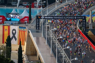 Una bandera gigante con las señeras de España y de Valencia, con un gran crespón negro en medio junto a la salida de la carrera.

