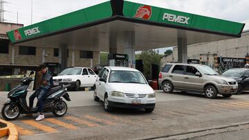 Vehicles next to fuel pumps at company Petroleos Mexicanos (PEMEX) in a service station after Mexican state-owned oil company Pemex said it is having "temporary" problems with the distribution of gasoline in Mexico City and its suburban areas due to lower availability of tankers to transport fuel, in Naucalpan, State of Mexico, Mexico August 15, 2025. REUTERS/Henry Romero