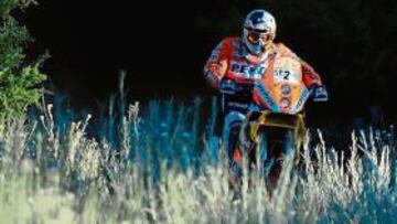 <b>MUCHO CAMINO. </b>Coma rueda por una zona de vegetación frondosa, aunque ayer hubo mucha pista.