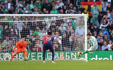El centrocampista argentino del Betis, Giovani Lo Celso, marca de penalti el 1-1 al Barcelona. 