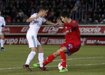 Penalti de Carlos Gutiérrez sobre Lucas Vázquez.