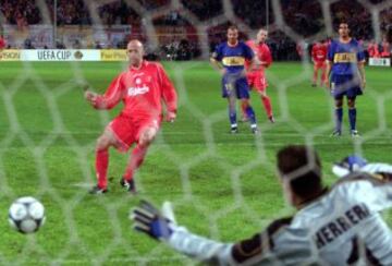 El Liverpool gan車 su 迆ltima UEFA en la temporada 2000-2001. En la antol車gica final se enfrent車 al Alav谷s, al que gan車 5-4 tras disputar la pr車rroga.
Gary McAllister marc車 el 3-1.