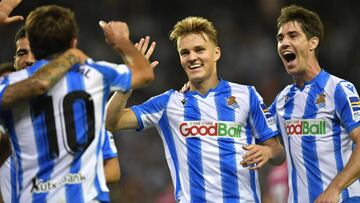 Real Sociedad&#039;s Martin Odegaard, center, celebrates after a goal of his team during the Spanish La Liga soccer match between Real Sociedad and Alaves at Reale Arena stadium, in San Sebastian, northern Spain, Thursday, Sept. 26, 2019. (AP Photo/Alvaro