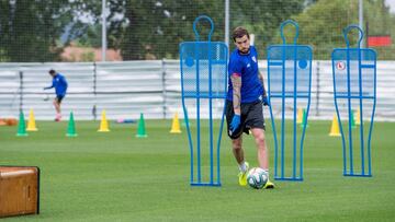 Iñigo Martínez vuelve a disfrutar en Lezama.