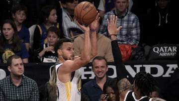 PFX2. Brooklyn (United States), 28/10/2018.- Golden State Warriors guard Stephen Curry (C) shoots over Nets' guard D'angelo Russell in the first half of their NBA basketball game at Barclays Center in Brooklyn, New York, USA, 28 October 2018. (Baloncesto, Estados Unidos, Nueva York) EFE/EPA/PETER FOLEY SHUTTERSTOCK OUT