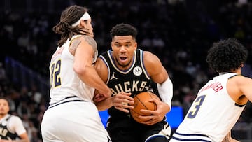 Giannis Antetokounmpo defendido por Aaron Gordon: los dos acabaron el partido lesionados.