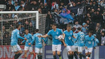 VIGO, 05/05/2024.- Los jugadores del Celta celebran uno de sus goles ante el Villarreal durante el partido de Liga celebrado este domingo en el estadio Balaidos de Vigo. EFE / Salvador Sas