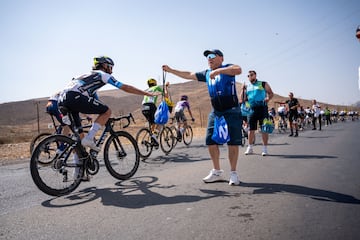 Torrontegui, avituallando al equipo Movistar durante el Tour de Omn. (Sjors Beukeboom | Movistar Team)