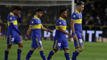 Boca Juniors' footballres leave the field at end the first half during their Argentine Professional Football League Tournament 2022 match against Rosario Central at La Bombonera stadium in Buenos Aires, on August 17, 2022. (Photo by ALEJANDRO PAGNI / AFP)