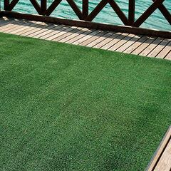 Dale vida a tu terraza con este césped artificial barato