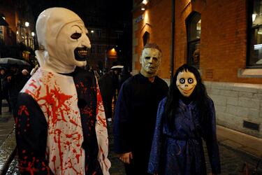 Los asistentes a la fiesta de Halloween, disfrazados, disfrutan de la noche en Dublín, Irlanda.