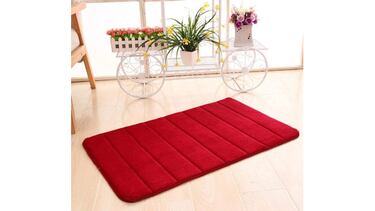Mantén tu baño limpio y seco con esta alfombrilla antideslizante y absorbente que se vende en 12 colores
