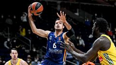 Berlin (Germany), 20/01/2021.- Alberto Abalde Diaz (C) of Real Madrid in action during the Euroleague basketball match between Alba Berlin and Real Madrid in Berlin, Germany, 20 January 2022. (Baloncesto, Euroliga, Alemania) EFE/EPA/FILIP SINGER