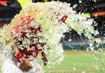 Baño de bebida a Ben Revere de Los Ángeles Angels, en el partido ante los Oakland Athletics.