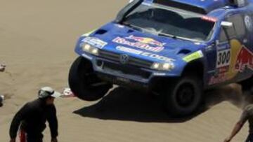 <b>SITUACIÓN DELICADA. </b>El interés de los aficionados por seguir de cerca a sus ídolos (en este caso a Sainz) crea momentos de tensión. Con lo grande que es el desierto....