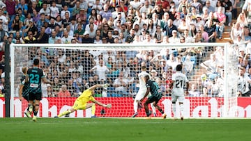 El delantero del Real Madrid, Benzema, marca el primero para el equipo madrileño ante el Almería. 