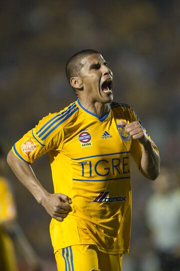 El polivalente futbolista mexicano llegó a Tigres de la UANL procedente del Fulham inglés. Carlos Salcido jugó como mediocampista de contención en el equipo felino y consiguió el título en el Apertura 2011.