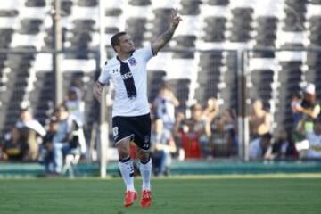 El volante celebra su gol que abrió el marcador en el duelo Colo Colo - Cobresal