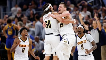 San Francisco (United States), 05/01/2024.- Denver Nuggets center Nikola Jokic (2-R) celebrates with Denver Nuggets forward Aaron Gordon (2-L), Denver Nuggets forward Peyton Watson (L) and Denver Nuggets guard Kentavious Caldwell-Pope (R) after Jokic shot the game winning three point basket before the buzzer against the Golden State Warriors during the NBA game between the Golden State Warriors and the Denver Nuggets in San Francisco, California, USA, 04 January 2024. (Papa, Baloncesto) EFE/EPA/JOHN G. MABANGLO SHUTTERSTOCK OUT
