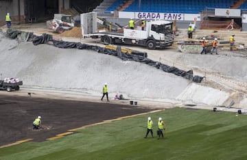 Los trabajos de remodelación del estadio del Real Madrid siguen sin pausa. A unos días del estreno los esfuerzos se centran en el terreno de juego.