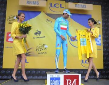 El ciclista italiano del equipo Astana, Vincenzo Nibali (c), celebra en el podio haber conseguido el mallot amarillo de líder, tras la sexta etapa.