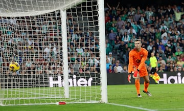 El portero del Barcelona, Iñaki Peña, observa como el balón entra en la portería en el 2-2 de Assane Diao. 