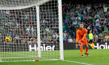 El portero del Barcelona, Iñaki Peña, observa como el balón entra en la portería en el 2-2 de Assane Diao. 