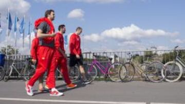 TRANQUILIDAD ANTES DE LA BATALLA. Pau Gasol, Rudy Fernández y Pablo Aguilar pasean por Lille, en un puente lleno de bicicletas. Hoy les aguarda un día importante.