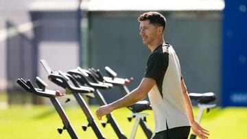 GRAFCAT4327. SANT JOAN DESPÍ (BARCELONA), 22/09/2023.- El jugador del FC Barcelona Robert Lewandowski durante el entrenamiento que el equipo azulgrana ha realizado este viernes en la ciudad deportiva Joan Gamper previo al partido de LaLiga que mañana disputarán contra el Celta de Vigo. EFE/Enric Fontcuberta.