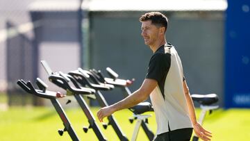 GRAFCAT4327. SANT JOAN DESPÍ (BARCELONA), 22/09/2023.- El jugador del FC Barcelona Robert Lewandowski durante el entrenamiento que el equipo azulgrana ha realizado este viernes en la ciudad deportiva Joan Gamper previo al partido de LaLiga que mañana disputarán contra el Celta de Vigo. EFE/Enric Fontcuberta.
