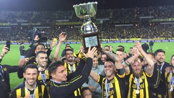 Peñarol venció hoy agónicamente por 1-0 a Progreso con gol de Maxi y se coronó campeón del torneo Clausura del fútbol uruguayo, una fecha antes del final.