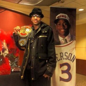 Allen Iverson con el cinturón de campeón.