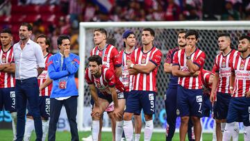 Jugadores de Chivas al finalizar el partido contra Tigres.