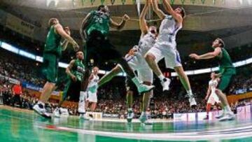 <b>LUCHA BAJO LOS TABLEROS. </b>Felipe Reyes y Lazaros se lanzan a por un rebote ante la presencia de Moiso, que ejerció una gran labor de intimidación en la zona verdinegra.