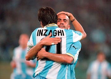 Junto a Hernán Crespo, Claudio López, Roberto Sensini y Diego Simeone formó uno de las mejores plantillas de la historia del conjunto romano. Con el equipo de la capital, ganó el Scudetto, la Copa Italia y la Supercopa italiana. Tras su fantástico paso por la Lazio el Manchester United pagó cerca de 42,5 millones de euros para llevárselo.