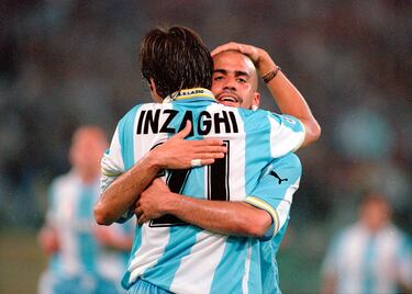 Junto a Hernán Crespo, Claudio López, Roberto Sensini y Diego Simeone formó uno de las mejores plantillas de la historia del conjunto romano. Con el equipo de la capital, ganó el Scudetto, la Copa Italia y la Supercopa italiana. Tras su fantástico paso por la Lazio el Manchester United pagó cerca de 42,5 millones de euros para llevárselo. 