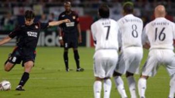 El brasile&ntilde;o Juninho Pernambucano tira una falta en el partido de Champions League contra el Real Madrid, en 2005.