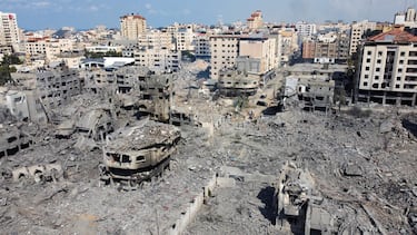 Una vista muestra casas y edificios destruidos por ataques israeles en la ciudad de Gaza.