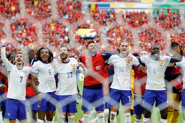 Los futbolistas de la selección francesa celebran frente a su público la victoria por la mínima ante Bélgica en el partido de octavos. 