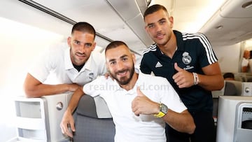 Theo, junto a Benzema y Casilla en el avión del Real Madrid.