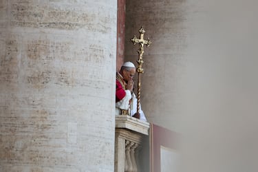 El recién elegido Papa León XIV, el cardenal Robert Prevost de los Estados Unidos, emocionado en el balcón de la Basílica de San Pedro, en el Vaticano.