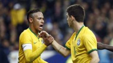 Neymar celebra el gol con Oscar. 