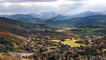 Esta ruta, que discurre por el trazado de las antiguas vías del ferrocarril recorre el tramo entre Astillero y el Parque de la Naturaleza de Cabárceno, uno de los recursos turísticos y naturales más importantes de Cantabria. La excursión, se puede hacer caminando o en bicicleta ya que es un camino muy llano, parte de la zona de La Cantábrica, en la localidad de El Astillero, y toma el ramal que cruza la ría de Solía a través de un puente metálico. La tradición minera de la zona es la causa del color rojizo de sus aguas. En este punto, habremos accedido al municipio de Villaescusa. El primer pueblo con el que nos cruzamos es Liaño y tras él la senda se introduce en un entorno más rural y tranquilo, dominado por el pico más alto de la zona, el macizo de Peña Cabarga. A algo más de 3 kilómetros está el pueblo de La Concha, que se atraviesa por el centro para retomar de nuevo el pasillo verde que nos conducirá directamente al Parque de la Naturaleza de Cabárceno. Con animales de los cinco continentes distribuidos en recintos de grandes dimensiones en condiciones de semilibertad, el parque trata de representar el hábitat de origen de cada especie, favoreciendo su adaptación y reproducción.