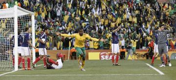 Bongani Khumalo celebra el primer gol del partido. El jugador sudafricano había rematado más con el hombro que con la cabeza un saque de esquina. Lloris falló en su salida, pero no estuvo afortunado en la salida y facilitó el gol de los anfitriones.