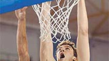 <b>OURENSE, ITALIA...</b> Una temporada en la LEB y dos en varios equipos de Italia pueden ser el anticipo de otro gran salto para Albert Miralles, el pívot barcelonés que intentará acompañar a Pau Gasol y Raúl López en la NBA.