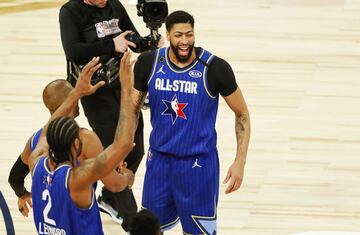 Los jugadores del Team LeBron celebran la canasta de Anthony Davis que les dio el triunfo en el All Star Game 2020.