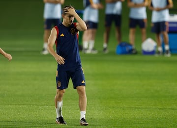 Gavi ha entrenado con un apósito en la pierna.