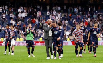 Los futbolistas del Celta de Vigo agradecen a sus aficionados desplazados al Bernabu su apoyo durante el partido.
